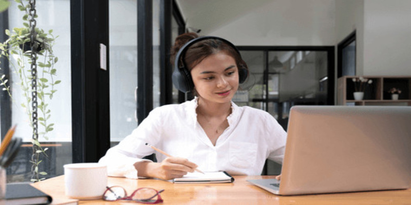 Phiên Dịch Online Tại OKVIP: Cơ Hội Việc Làm Hấp Dẫn!